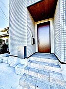 ■ 家族とゲストをやさしく迎える、心温まる玄関
