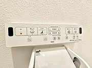 ■温水洗浄で快適、清潔感が保たれるシャワートイレ