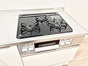 ■3口コンロのシステムキッチンで料理の手順もスムーズに