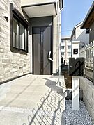 2号棟  ■ シンプルで美しく、住まいの第一印象を彩る玄関です