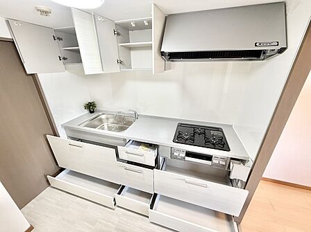 ■シンプルで機能的、毎日使いやすいキッチン