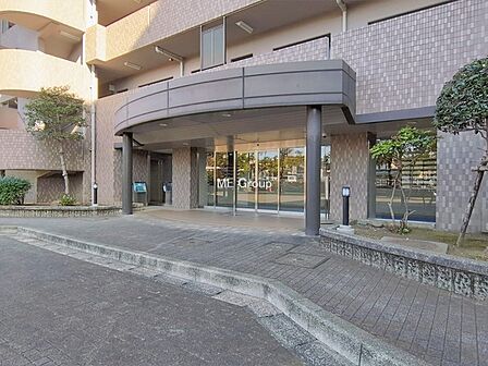 ■落ち着いた雰囲気のエントランスが住まう方を温かく迎えます