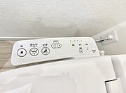 ■温水洗浄で快適、清潔感が保たれるシャワートイレ