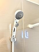 ■わざわざシャワー水栓のレバーまで手を伸ばす必要がなく、簡単に止水できる