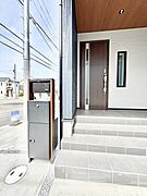 1号棟  ■ 家族とゲストをやさしく迎える、心温まる玄関