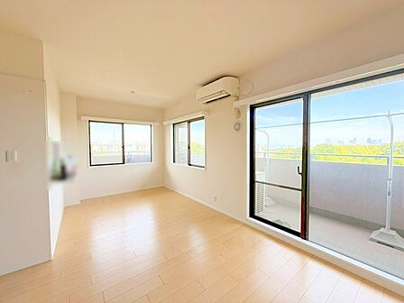 ■大きな窓から光が入り明るい空間でお寛ぎいただけます