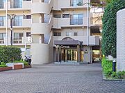 ■落ち着いた雰囲気のエントランスが住まう方を温かく迎えます