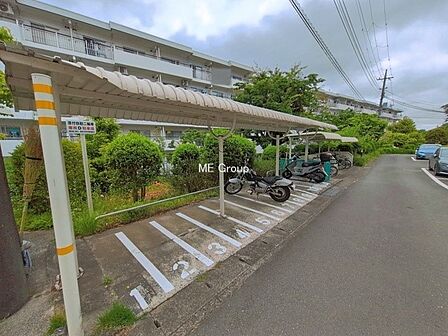 ■屋根付きバイク置場で雨の日も安心です