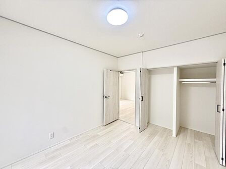 ■シンプルな空間で、収納付きベッドやデスクなど、多機能な家具を活用しやすいです