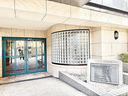 ■落ち着いた雰囲気のエントランスが住まう方を温かく迎えます
