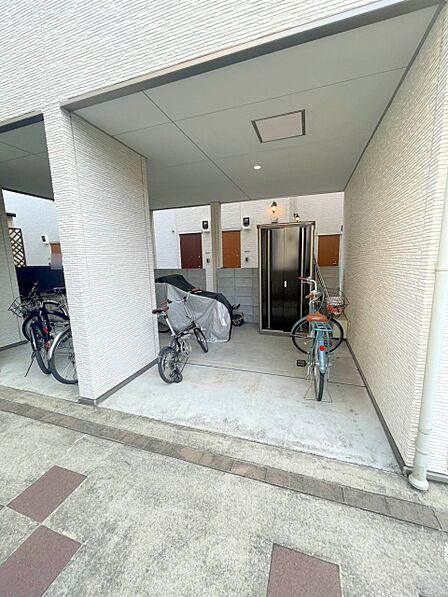■敷地内に駐輪場を完備しており、自転車の利用もスムーズです