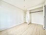 室内：1号棟  ■落ち着いた色合いのお部屋で穏やかな時間を楽しめます