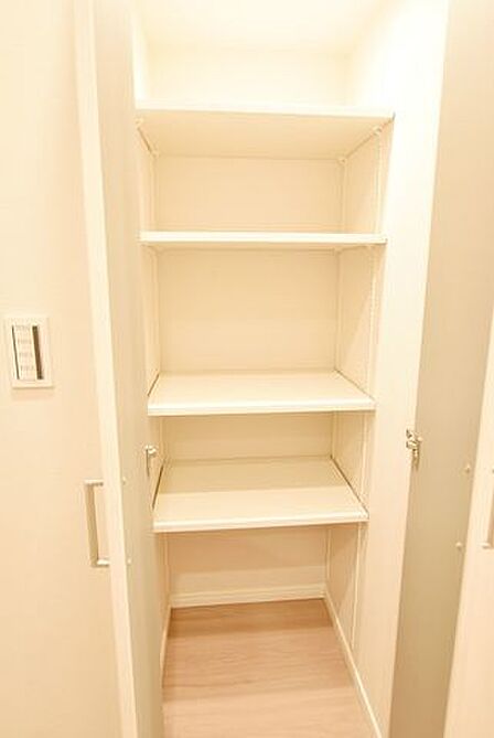 調味料や保存食、キッチン家電までパントリー（食品庫）があることで、キッチンまわりの収納力がぐんとアップし、毎日の料理や片付けがスムーズに。見た目も暮らしの質も高まります。