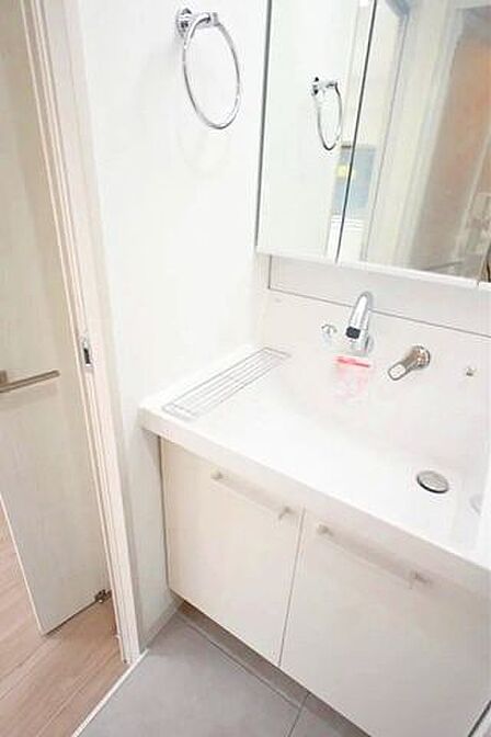 パウダールームは朝を快適させてくれる空間としては大切な空間です。バタバタしている忙しい朝でも収納が多い洗面台では短時間で効率良く支度ができます。