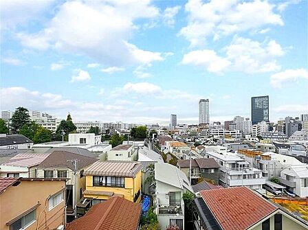 少し優雅に、眺望の良い部屋で新生活をしてみませんか?青空がみえたり、眺望や窓からの景色が良いと、家で過ごす時間も快適です。