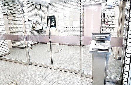 住まいに求めるのは、心地よさだけでなく「安心感」。オートロックシステムが導入されており、日々の暮らしを静かに、そしてしっかりと守ってくれます。
