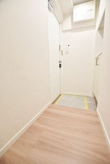 L字玄関で視線をそらす、やさしい設計!玄関から室内が直接見えない安心感。奥へとゆるやかに折れた動線が、プライバシーをさりげなく守り、落ち着きある住まいを演出します。
