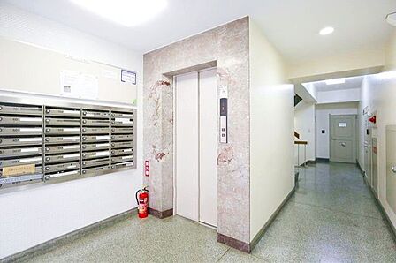 毎日の昇降が快適に、エレベーター完備!重い荷物の持ち運びやベビーカーの利用時も安心。階段の昇り降りにストレスを感じることなく、すべての世代にやさしい住環境を叶えます。