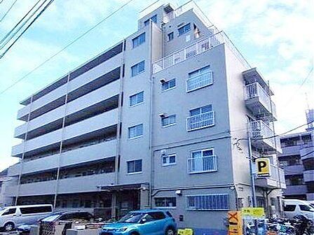 街に溶け合う美しい景観を生みだしているにも関わらず、採光や風通しを考えて設計された間取り。近隣との視線を考え、街全体で調整される窓位置。住まうご家族の心地よさを最優先しました。