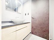 パウダールームは朝を快適させてくれる空間としては大切な空間です。バタバタしている忙しい朝でも収納が多い洗面台では短時間で効率良く支度ができます。