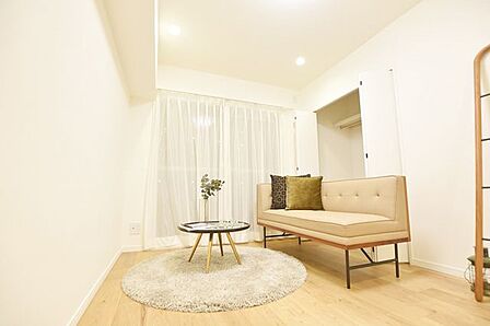 すっきり暮らせる、クローゼット付きの居室!衣類やバッグ、小物類をまとめて収納できるクローゼット付きの居室は、空間を美しく保ち、毎日の身支度を快適にしてくれます。