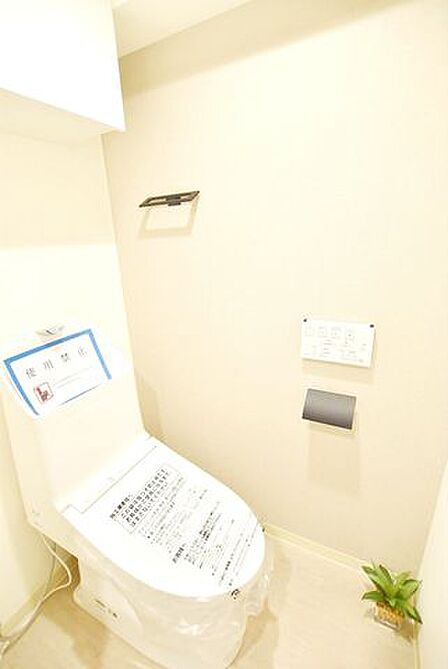 「やさしい温もりと清潔感に包まれる、ウォシュレット付きの上質な空間。」寒い朝も、忙しい日々も。肌にやさしい温水洗浄と抗菌機能が、心地よいひとときを演出します。