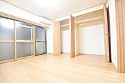 すっきり暮らせる、クローゼット付きの居室！衣類やバッグ、小物類をまとめて収納できるクローゼット付きの居室は、空間を美しく保ち、毎日の身支度を快適にしてくれます。