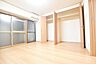 子供部屋：すっきり暮らせる、クローゼット付きの居室！衣類やバッグ、小物類をまとめて収納できるクローゼット付きの居室は、空間を美しく保ち、毎日の身支度を快適にしてくれます。