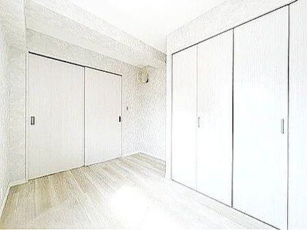 やさしい陽射しが差し込む寝室は、心地よい眠りへと誘う癒しの空間。木目調の床と白を基調とした壁が、清潔感とやわらかな印象を与え、毎日の疲れをそっと包み込みます。