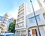 リビング/ダイニング：街に溶け合う美しい景観を生みだしているにも関わらず、採光や風通しを考えて設計された間取り。近隣との視線を考え、街全体で調整される窓位置。住まうご家族の心地よさを最優先しました。