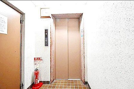毎日の昇降が快適に、エレベーター完備!重い荷物の持ち運びやベビーカーの利用時も安心。階段の昇り降りにストレスを感じることなく、すべての世代にやさしい住環境を叶えます。