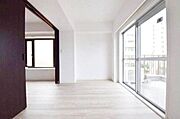 やさしい陽射しが差し込む寝室は、心地よい眠りへと誘う癒しの空間。木目調の床と白を基調とした壁が、清潔感とやわらかな印象を与え、毎日の疲れをそっと包み込みます。