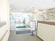光を多く取り入れた明るいエントランス部分は高級感ある仕上り。将来に亘って誇れる我が家の大事な入り口部分。