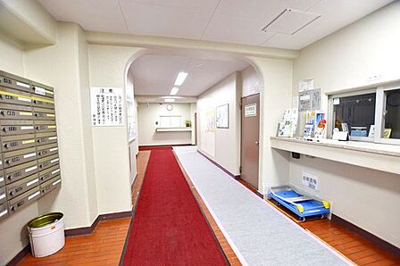 マンションに足を踏み入れた瞬間、迎えてくれるのは洗練されたロビー空間。住まう人にも訪れる人にも、心地よさと安心感を与える、住まいの“顔”です。