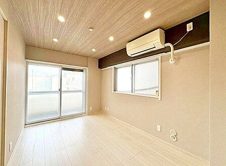やさしい陽射しが差し込む寝室は、心地よい眠りへと誘う癒しの空間。木目調の床と白を基調とした壁が、清潔感とやわらかな印象を与え、毎日の疲れをそっと包み込みます。