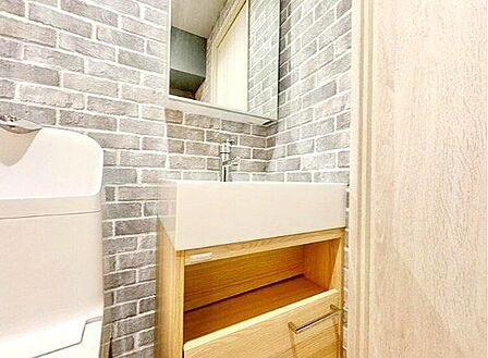 洗面台は朝を快適させてくれる空間としては大切な空間です。バタバタしている忙しい朝でも収納が多い洗面台では短時間で効率良く支度ができます。