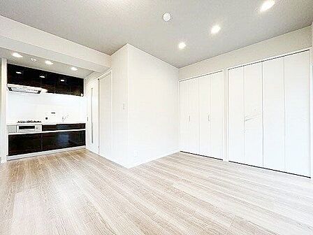 2面採光の角部屋リビングは、洗練された空間に豊かな表情をもたらします。時間帯によって変化する光がインテリアの質感を引き立て、都市の喧騒を忘れさせる静かな贅沢を演出します。