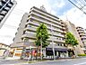 リビング/ダイニング：街に溶け合う美しい景観を生みだしているにも関わらず、採光や風通しを考えて設計された間取り。近隣との視線を考え、街全体で調整される窓位置。住まうご家族の心地よさを最優先しました。