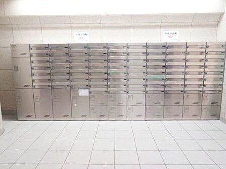 忙しい毎日に、ゆとりをもたらす宅配ボックス!不在時でも荷物を受け取れ再配達の手間を省き、時間に縛られないスマートな暮らしを叶えます。生活利便がぐっと高まる、うれしい設備です。