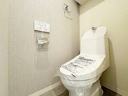 「やさしい温もりと清潔感に包まれる、ウォシュレット付きの上質な空間。」寒い朝も、忙しい日々も。肌にやさしい温水洗浄と抗菌機能が、心地よいひとときを演出します。