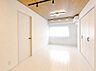 室内：独立性を高めたお部屋。たっぷりの収納も配備しており、片付いた空間を現実出来そう。陽光も降り注ぐ明るく開放的な空間が魅力的。
