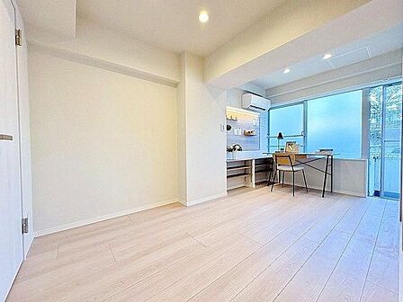 やさしい陽射しが差し込む寝室は、心地よい眠りへと誘う癒しの空間。木目調の床と白を基調とした壁が、清潔感とやわらかな印象を与え、毎日の疲れをそっと包み込みます。