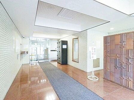 マンションに足を踏み入れた瞬間、迎えてくれるのは洗練されたロビー空間。住まう人にも訪れる人にも、心地よさと安心感を与える、住まいの“顔”です。