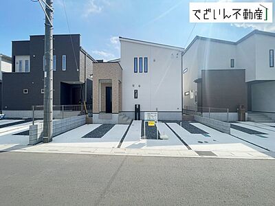 外観：≪4号棟≫流行に左右されず、将来にわたって価値が継続する「上質」な佇まい。おしゃれな雰囲気や自然の潤い、親しみやすさといった個性を、街に新たな価値をもたらし続けます。　現地(2025年4月撮影)