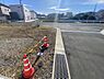 外観：前面道路です。住宅地につき落ち着いた新生活を始められそうです。