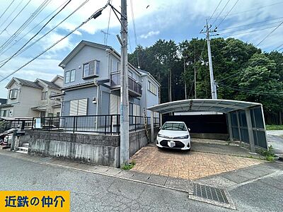 外観:カーポート付き物件!駐車2台可能!(サイズによる) 外観:カーポート付き物件!駐車2台可能!(サイズによる)