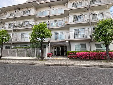 外観:白い外壁にバルコニーが整然と並び、共用部の植栽が彩りを添えるマンション。穏やかな住環境を望む方に。 外観:白い外壁にバルコニーが整然と並び、共用部の植栽が彩りを添えるマンション。穏やかな住環境を望む方に。