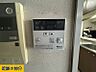 設備：便利な給湯器のリモコンで、いつでも適温のお風呂に入れます。快適なバスタイムをお過ごしください。