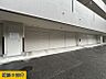 駐車場：シャッター付きの駐車場で、大切な車を風雨やいたずらから守ります。複数の区画が並び、利便性の高さも魅力です。