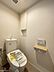 トイレ：清潔感のあるトイレは快適な空間。上部の収納棚やカウンターで小物を置くことも可能です。